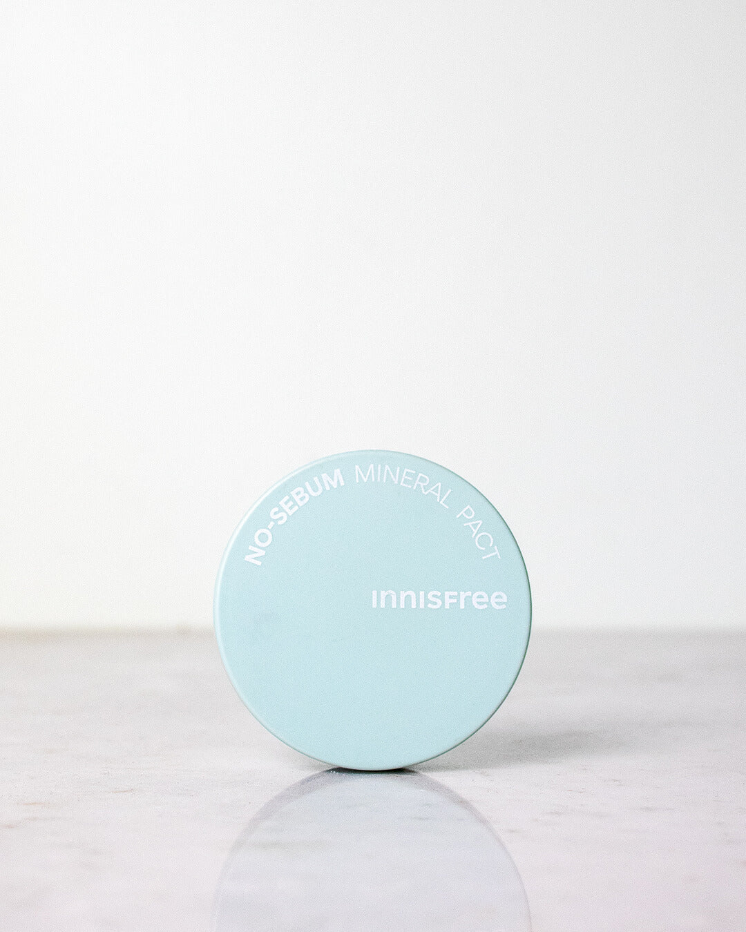 Close-up of Innisfree No Sebum Mineral Pact. Oil-absorbing setting powder for all-day matte finish and a pore-less look.