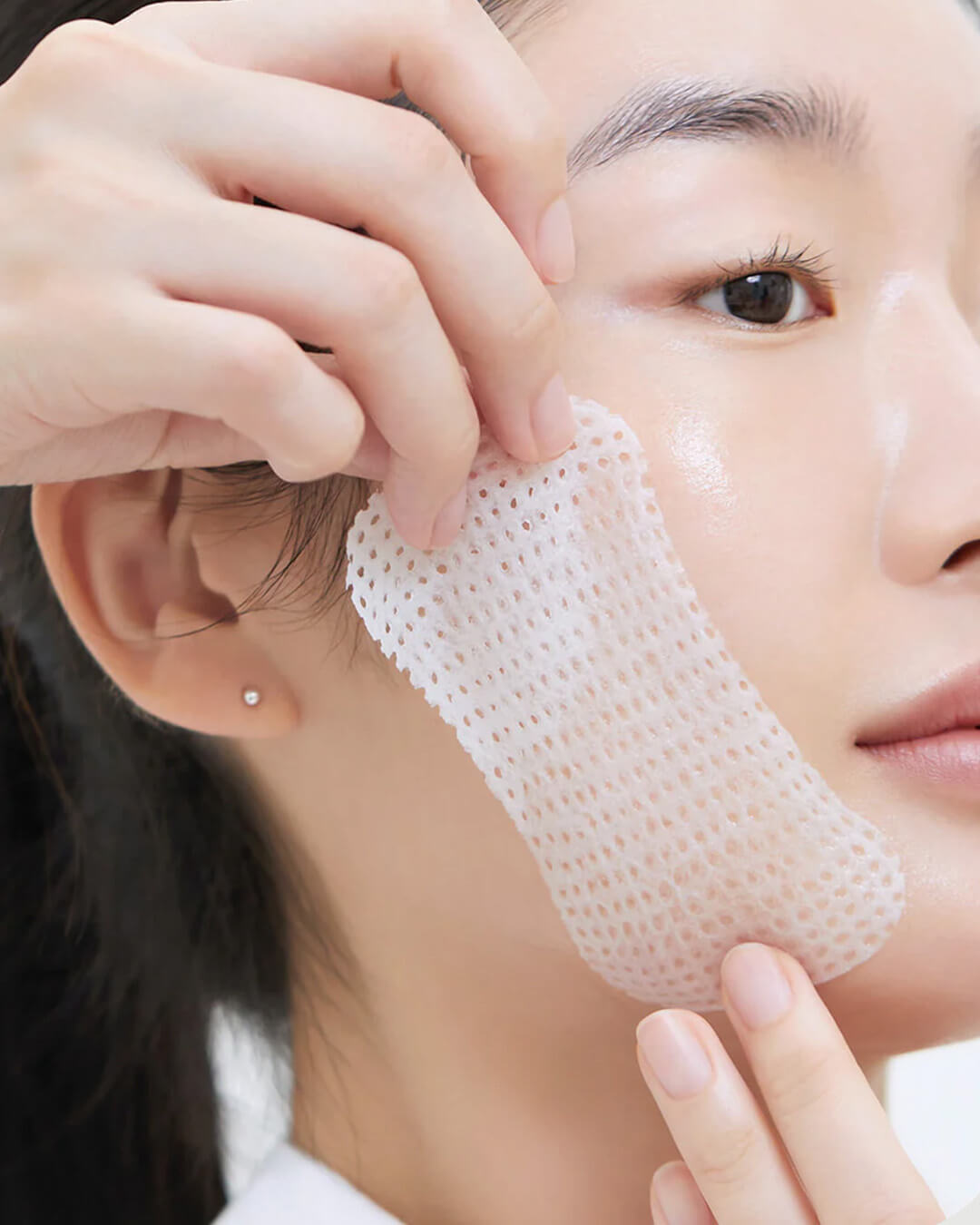 Mediheal Retinol Collagen Lifting Pad_Repairing, Firming & Collagen-boosting Treatment, model applying pads onto her face