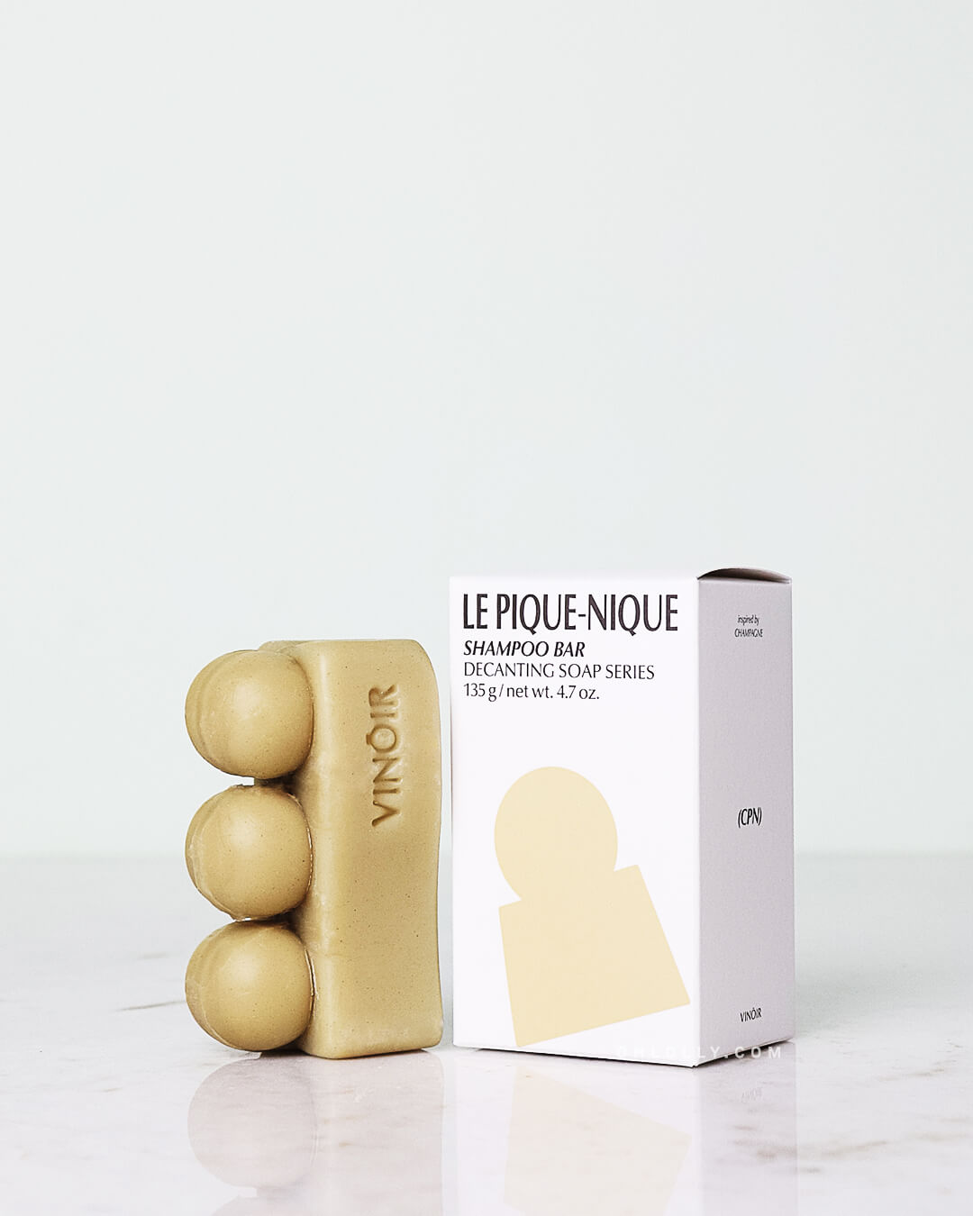 Ohlolly Korean Skincare Vinoir Decanting Shampoo Bar | Le Pique-Nique. Beige bar soap and box on tabletop.