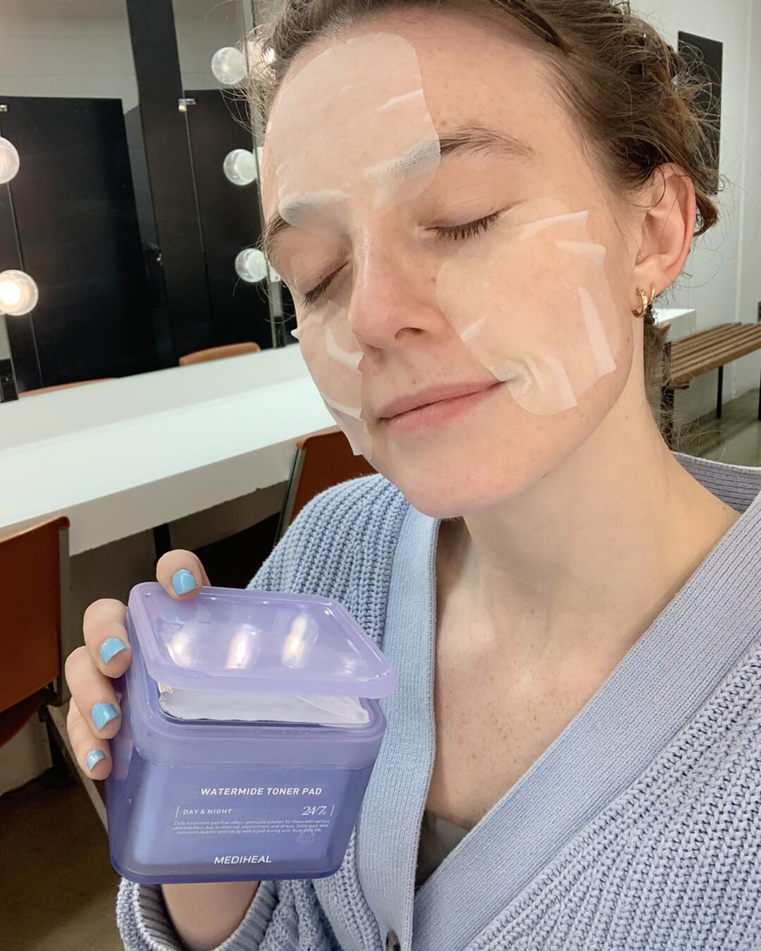 Mediheal Watermide Toner Pad_Hydrating & De-puffing Treatment Mask Pad, model using the product