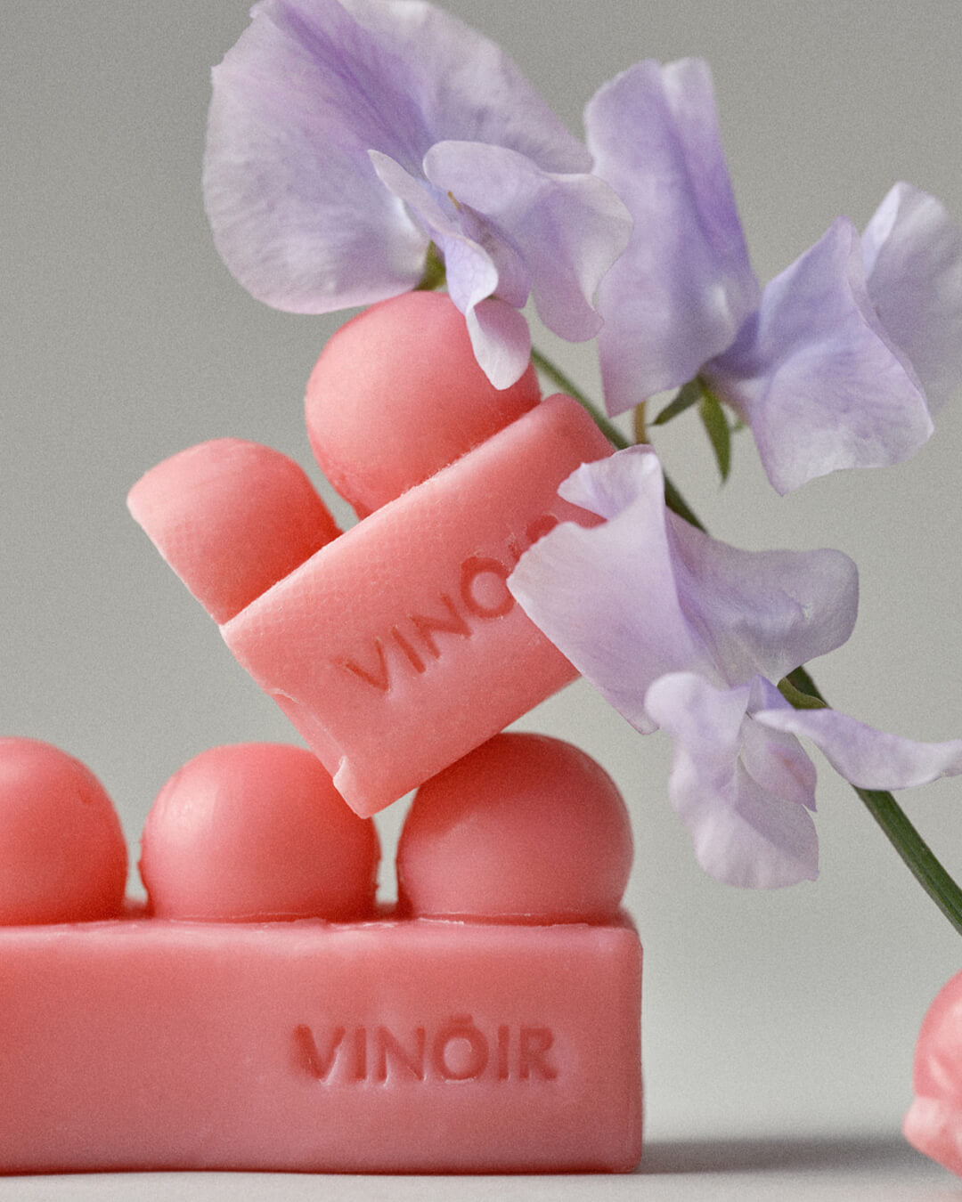 Vinoir Sipping Dusk shower bar with key ingredient flower closeup