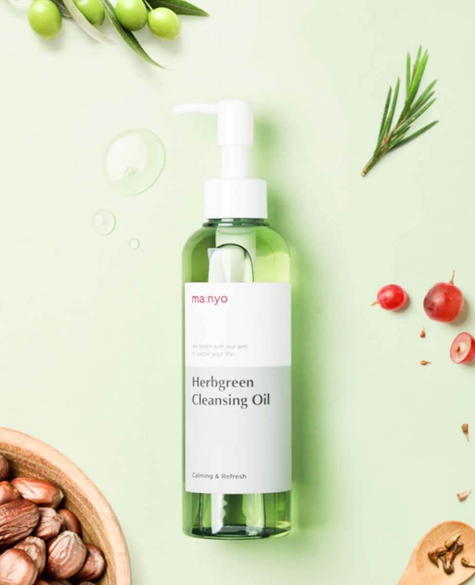ma:nyo Herbgreen Cleansing Oil_Non-Stripping Cleansing OIl, product image and texture