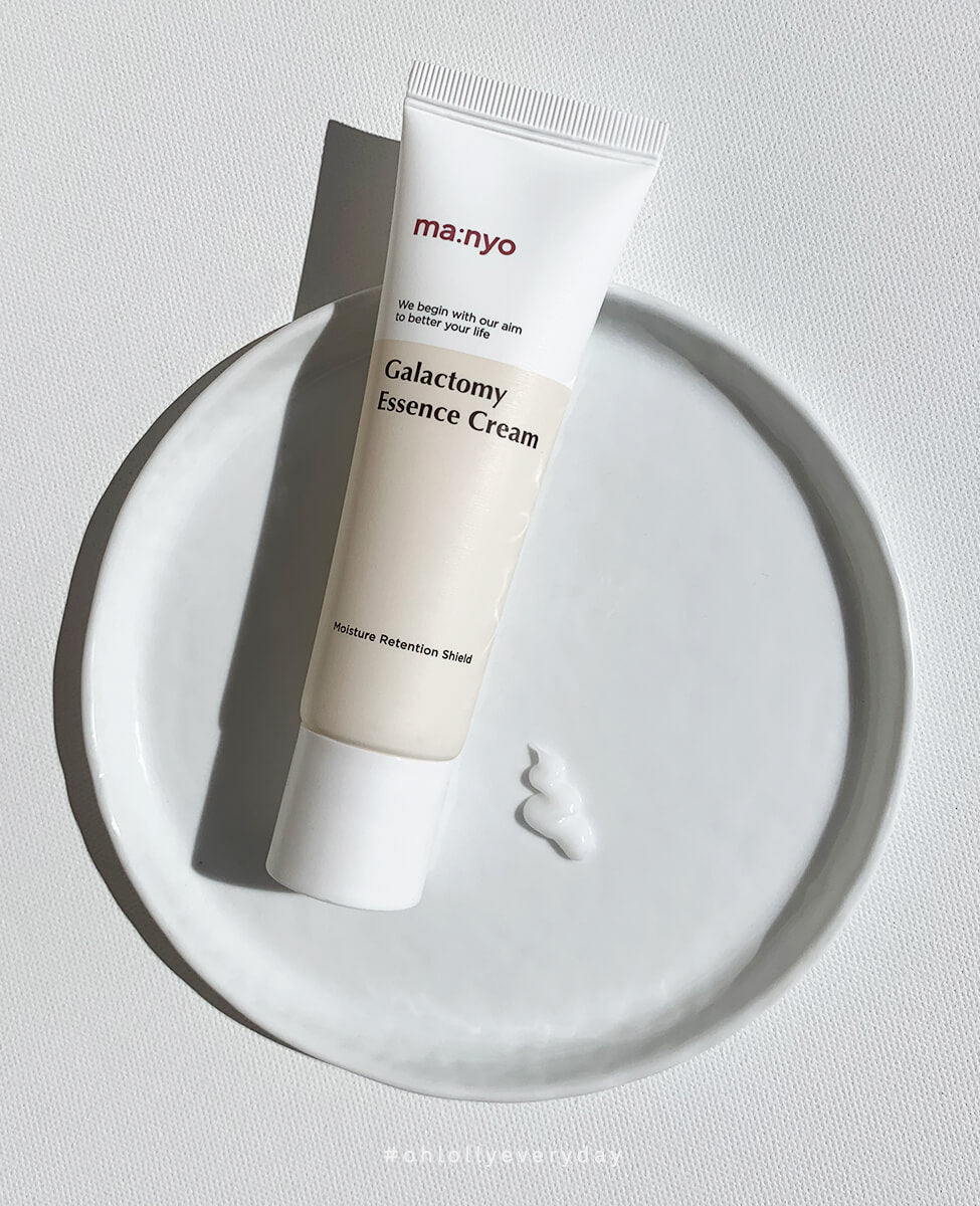ma:nyo Galactomy Essence Cream_Balancing Hydration Cream, product and texture on a plate