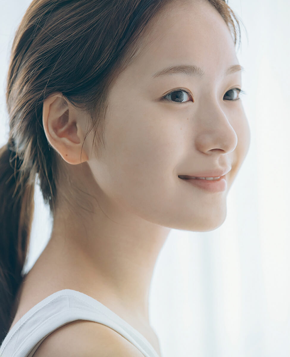ma:nyo Pure Cleansing Oil_Clarifying Oil Cleanser_model