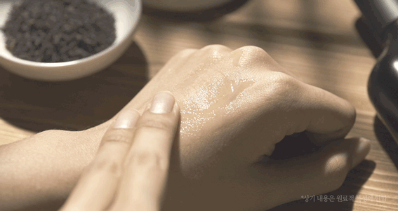 Animated usage shot (GIF) of a hand gently patting the Pyunkang Yul Black Tea Deep Infusion Toner into the skin, highlighting the toner's thick, gel-like, hydrating, and nourishing texture.