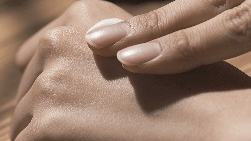 Animated usage shot (GIF) of a hand smoothly spreading a stripe of the white Pyunkang Yul Black Tea Enriched Cream onto the skin, highlighting the cream's rich, luxurious texture and quick absorption for anti-aging benefits.