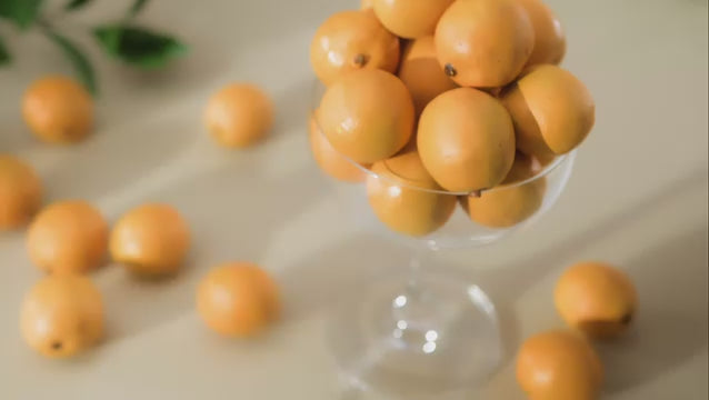 Video showcasing the texture and application of the Ecolline Manuka Cream. Footage emphasizes the lightweight, fast-absorbing serum and highlights the moisturizing benefits of Manuka Honey and Marula Oil.